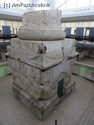 [P05] Soclul monumentului; se pot observa și etajele pavilionului: cel adâncit, central, apoi un nivel intermediar (unde se află basoreliefurile) și parterul propriu-zis (cu lapidarium-ul).  » foto by tata123 🔱
 - 
<span class="allrVoted glyphicon glyphicon-heart hidden" id="av1048843"></span>
<a class="m-l-10 hidden" id="sv1048843" onclick="voting_Foto_DelVot(,1048843,20188)" role="button">șterge vot <span class="glyphicon glyphicon-remove"></span></a>
<a id="v91048843" class=" c-red"  onclick="voting_Foto_SetVot(1048843)" role="button"><span class="glyphicon glyphicon-heart-empty"></span> <b>LIKE</b> = Votează poza</a> <img class="hidden"  id="f1048843W9" src="/imagini/loader.gif" border="0" /><span class="AjErrMes hidden" id="e1048843ErM"></span>