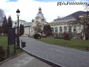 [P02] Frumoasa clădire în stil neoclasic a cazinoului din Sinaia.  » foto by Carmen Ion
 - 
<span class="allrVoted glyphicon glyphicon-heart hidden" id="av693734"></span>
<a class="m-l-10 hidden" id="sv693734" onclick="voting_Foto_DelVot(,693734,20240)" role="button">șterge vot <span class="glyphicon glyphicon-remove"></span></a>
<a id="v9693734" class=" c-red"  onclick="voting_Foto_SetVot(693734)" role="button"><span class="glyphicon glyphicon-heart-empty"></span> <b>LIKE</b> = Votează poza</a> <img class="hidden"  id="f693734W9" src="/imagini/loader.gif" border="0" /><span class="AjErrMes hidden" id="e693734ErM"></span>