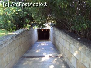[P14] Aleea care coboară spre intrarea în muzeu.  » foto by Carmen Ion
 - 
<span class="allrVoted glyphicon glyphicon-heart hidden" id="av909049"></span>
<a class="m-l-10 hidden" id="sv909049" onclick="voting_Foto_DelVot(,909049,20252)" role="button">șterge vot <span class="glyphicon glyphicon-remove"></span></a>
<a id="v9909049" class=" c-red"  onclick="voting_Foto_SetVot(909049)" role="button"><span class="glyphicon glyphicon-heart-empty"></span> <b>LIKE</b> = Votează poza</a> <img class="hidden"  id="f909049W9" src="/imagini/loader.gif" border="0" /><span class="AjErrMes hidden" id="e909049ErM"></span>