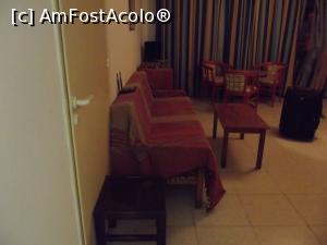 [P19] Canapeaua cu măsuţă (celălalt loc de relaxare) şi router deasupra, uşa fără vocaţie şi un taburet de ajutor » foto by irinad
 - 
<span class="allrVoted glyphicon glyphicon-heart hidden" id="av750300"></span>
<a class="m-l-10 hidden" id="sv750300" onclick="voting_Foto_DelVot(,750300,20411)" role="button">șterge vot <span class="glyphicon glyphicon-remove"></span></a>
<a id="v9750300" class=" c-red"  onclick="voting_Foto_SetVot(750300)" role="button"><span class="glyphicon glyphicon-heart-empty"></span> <b>LIKE</b> = Votează poza</a> <img class="hidden"  id="f750300W9" src="/imagini/loader.gif" border="0" /><span class="AjErrMes hidden" id="e750300ErM"></span>