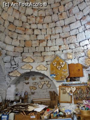 [P06] Trulli, un magazin în interior.  » foto by Rodel
 - 
<span class="allrVoted glyphicon glyphicon-heart hidden" id="av918602"></span>
<a class="m-l-10 hidden" id="sv918602" onclick="voting_Foto_DelVot(,918602,20469)" role="button">șterge vot <span class="glyphicon glyphicon-remove"></span></a>
<a id="v9918602" class=" c-red"  onclick="voting_Foto_SetVot(918602)" role="button"><span class="glyphicon glyphicon-heart-empty"></span> <b>LIKE</b> = Votează poza</a> <img class="hidden"  id="f918602W9" src="/imagini/loader.gif" border="0" /><span class="AjErrMes hidden" id="e918602ErM"></span>