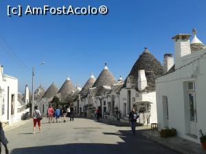 P36 [MAR-2016] Stradă din zona comercială, aproape de biserica trullo. Cam ăștia erau turiștii prin Alberobello la data la care am fost noi.