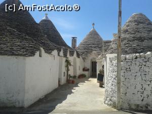 [P05] O 'uliță' prin zona tradițională din Alberobello. Aici unele trullo sunt încă locuite.  » foto by Aurici
 - 
<span class="allrVoted glyphicon glyphicon-heart hidden" id="av742583"></span>
<a class="m-l-10 hidden" id="sv742583" onclick="voting_Foto_DelVot(,742583,20469)" role="button">șterge vot <span class="glyphicon glyphicon-remove"></span></a>
<a id="v9742583" class=" c-red"  onclick="voting_Foto_SetVot(742583)" role="button"><span class="glyphicon glyphicon-heart-empty"></span> <b>LIKE</b> = Votează poza</a> <img class="hidden"  id="f742583W9" src="/imagini/loader.gif" border="0" /><span class="AjErrMes hidden" id="e742583ErM"></span>