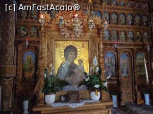 [P23] Mănăstirea Sfântul Prooroc Ilie din Toplița :naosul paraclisului ”Izvorul tămăduirii” cu baldachinul Născătoarei de Dumnezeu. În fața icoanei mari se află icoana făcătoare de minuni! Dulcea sărutare”.  » foto by mariana.olaru
 - 
<span class="allrVoted glyphicon glyphicon-heart hidden" id="av762977"></span>
<a class="m-l-10 hidden" id="sv762977" onclick="voting_Foto_DelVot(,762977,20563)" role="button">șterge vot <span class="glyphicon glyphicon-remove"></span></a>
<a id="v9762977" class=" c-red"  onclick="voting_Foto_SetVot(762977)" role="button"><span class="glyphicon glyphicon-heart-empty"></span> <b>LIKE</b> = Votează poza</a> <img class="hidden"  id="f762977W9" src="/imagini/loader.gif" border="0" /><span class="AjErrMes hidden" id="e762977ErM"></span>