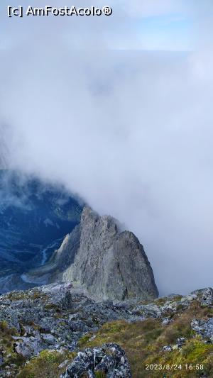 [P69] Ziua 3 / <strong>Lomnicki Stit. </strong>Pe creasta ascuțită din poză au venit cei 2 super-alpiniști (de care vă poveseam în review) pe traseul spre L. Știt!! » foto by tm67bru
 - 
<span class="allrVoted glyphicon glyphicon-heart hidden" id="av1387483"></span>
<a class="m-l-10 hidden" id="sv1387483" onclick="voting_Foto_DelVot(,1387483,20628)" role="button">șterge vot <span class="glyphicon glyphicon-remove"></span></a>
<a id="v91387483" class=" c-red"  onclick="voting_Foto_SetVot(1387483)" role="button"><span class="glyphicon glyphicon-heart-empty"></span> <b>LIKE</b> = Votează poza</a> <img class="hidden"  id="f1387483W9" src="/imagini/loader.gif" border="0" /><span class="AjErrMes hidden" id="e1387483ErM"></span>