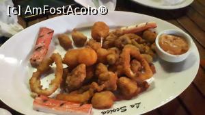 [P01] Acesta este platoul cu fructe de mare, pentru 2 persoane, respectiv calamari, creveti, rapane, scoici. Pe langa faptul ca sunt produse congelate au un gust groaznic, sunt vechi si tari. Am gasit intestinele in scoici, rapanele erau atat de tari incat nu intra furculita in ele, crevetii 2 la numar » foto by Radu B.A.
 - 
<span class="allrVoted glyphicon glyphicon-heart hidden" id="av995938"></span>
<a class="m-l-10 hidden" id="sv995938" onclick="voting_Foto_DelVot(,995938,20726)" role="button">șterge vot <span class="glyphicon glyphicon-remove"></span></a>
<a id="v9995938" class=" c-red"  onclick="voting_Foto_SetVot(995938)" role="button"><span class="glyphicon glyphicon-heart-empty"></span> <b>LIKE</b> = Votează poza</a> <img class="hidden"  id="f995938W9" src="/imagini/loader.gif" border="0" /><span class="AjErrMes hidden" id="e995938ErM"></span>