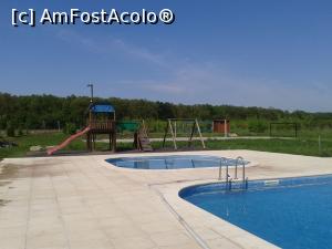 [P16] Piscina mică pentru copii, cu locul de joacă și în spate terenul de tenis/volei. » foto by Aurici
 - 
<span class="allrVoted glyphicon glyphicon-heart hidden" id="av735090"></span>
<a class="m-l-10 hidden" id="sv735090" onclick="voting_Foto_DelVot(,735090,20727)" role="button">șterge vot <span class="glyphicon glyphicon-remove"></span></a>
<a id="v9735090" class=" c-red"  onclick="voting_Foto_SetVot(735090)" role="button"><span class="glyphicon glyphicon-heart-empty"></span> <b>LIKE</b> = Votează poza</a> <img class="hidden"  id="f735090W9" src="/imagini/loader.gif" border="0" /><span class="AjErrMes hidden" id="e735090ErM"></span>
