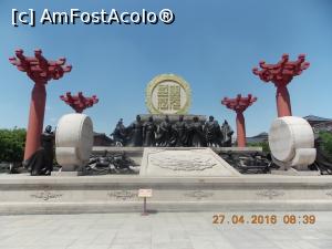 [P91] Xi'an, Piața de Sud, partea din spate a alaiului împăratului » foto by mprofeanu
 - 
<span class="allrVoted glyphicon glyphicon-heart hidden" id="av782966"></span>
<a class="m-l-10 hidden" id="sv782966" onclick="voting_Foto_DelVot(,782966,20766)" role="button">șterge vot <span class="glyphicon glyphicon-remove"></span></a>
<a id="v9782966" class=" c-red"  onclick="voting_Foto_SetVot(782966)" role="button"><span class="glyphicon glyphicon-heart-empty"></span> <b>LIKE</b> = Votează poza</a> <img class="hidden"  id="f782966W9" src="/imagini/loader.gif" border="0" /><span class="AjErrMes hidden" id="e782966ErM"></span>