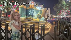 [P18] Pe langa statuile care ,,povestesc” despre prosperitatea dinastiei Tang si ne prezinta cele mai celebre personalitati ale acelei perioade, exista scene colorate pe care se desfasoara 22 spectacole, incepand cu ora 19, care dureaza cate 10 minute, ce prezinta cultura si istoria Dinastiei Tang prin forme precum dansul, compozitia si recitarea de poeme sau mici scenete. Nu te poti sincroniza astfel incat sa asisti la toate, dar poti vedea cateva, in timpul plimbarii intre scuaruri. » foto by geani anto
 - 
<span class="allrVoted glyphicon glyphicon-heart hidden" id="av1503894"></span>
<a class="m-l-10 hidden" id="sv1503894" onclick="voting_Foto_DelVot(,1503894,20766)" role="button">șterge vot <span class="glyphicon glyphicon-remove"></span></a>
<a id="v91503894" class=" c-red"  onclick="voting_Foto_SetVot(1503894)" role="button"><span class="glyphicon glyphicon-heart-empty"></span> <b>LIKE</b> = Votează poza</a> <img class="hidden"  id="f1503894W9" src="/imagini/loader.gif" border="0" /><span class="AjErrMes hidden" id="e1503894ErM"></span>