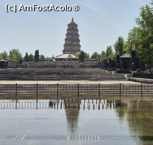 [P41] Marea Pagoda a Gastii Salbatice se afla langa Piata de Nord, cu spectaculoasa fantana muzicala, vizitata cu o seara inainte.
Taxa de intrare la pagoda include si Templul Da Ci'en, fiind de 40 CNY, insa daca doresti sa urci in pagoda, platesti suplimentar 25 CNY.
 » foto by geani anto
 - 
<span class="allrVoted glyphicon glyphicon-heart hidden" id="av1504841"></span>
<a class="m-l-10 hidden" id="sv1504841" onclick="voting_Foto_DelVot(,1504841,20766)" role="button">șterge vot <span class="glyphicon glyphicon-remove"></span></a>
<a id="v91504841" class=" c-red"  onclick="voting_Foto_SetVot(1504841)" role="button"><span class="glyphicon glyphicon-heart-empty"></span> <b>LIKE</b> = Votează poza</a> <img class="hidden"  id="f1504841W9" src="/imagini/loader.gif" border="0" /><span class="AjErrMes hidden" id="e1504841ErM"></span>