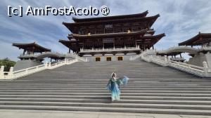 [P08] Ne-am intors pe mal si am pornit catre zona centrala a parcului unde se afla cladirea emblematica a Gradinii Datang, Turnul Ziyun Furong. Este reconfigurat la scara 1:1 pe baza inregistrarilor istorice, are 4 etaje si a fost odata un loc in care imparatul Xuanzong din dinastia Tang organiza petreceri de sarbatori si se distra alaturi de popor. » foto by geani anto
 - 
<span class="allrVoted glyphicon glyphicon-heart hidden" id="av1505524"></span>
<a class="m-l-10 hidden" id="sv1505524" onclick="voting_Foto_DelVot(,1505524,20766)" role="button">șterge vot <span class="glyphicon glyphicon-remove"></span></a>
<a id="v91505524" class=" c-red"  onclick="voting_Foto_SetVot(1505524)" role="button"><span class="glyphicon glyphicon-heart-empty"></span> <b>LIKE</b> = Votează poza</a> <img class="hidden"  id="f1505524W9" src="/imagini/loader.gif" border="0" /><span class="AjErrMes hidden" id="e1505524ErM"></span>