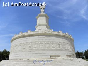 [P01] Tropaeum Traiani, monument reconstituit. La mijloc se observă metopele, ca nişte basoreliefuri. La bază se observă ceea ce par a fi blocuri de piatră lipsă sau tencuială căzută: sunt lăsate aşa intenţionat pentru a se putea vedea ce este sub reconstituire (baza e originală, inclusiv treptele). » foto by cod_gabriel
 - 
<span class="allrVoted glyphicon glyphicon-heart hidden" id="av861774"></span>
<a class="m-l-10 hidden" id="sv861774" onclick="voting_Foto_DelVot(,861774,20825)" role="button">șterge vot <span class="glyphicon glyphicon-remove"></span></a>
<a id="v9861774" class=" c-red"  onclick="voting_Foto_SetVot(861774)" role="button"><span class="glyphicon glyphicon-heart-empty"></span> <b>LIKE</b> = Votează poza</a> <img class="hidden"  id="f861774W9" src="/imagini/loader.gif" border="0" /><span class="AjErrMes hidden" id="e861774ErM"></span>