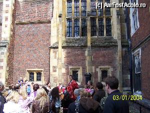 [P08] Palatul Hampton Court / Mesagerul regelui invitand turistii la nunta regala » foto by Nadina
 - 
<span class="allrVoted glyphicon glyphicon-heart hidden" id="av368887"></span>
<a class="m-l-10 hidden" id="sv368887" onclick="voting_Foto_DelVot(,368887,20910)" role="button">șterge vot <span class="glyphicon glyphicon-remove"></span></a>
<a id="v9368887" class=" c-red"  onclick="voting_Foto_SetVot(368887)" role="button"><span class="glyphicon glyphicon-heart-empty"></span> <b>LIKE</b> = Votează poza</a> <img class="hidden"  id="f368887W9" src="/imagini/loader.gif" border="0" /><span class="AjErrMes hidden" id="e368887ErM"></span>