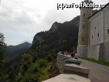 [P14] Castelele Bavariei - Dincolo de turn, la dreapta, intrarea principala in castelul Neuschwanstein.  » foto by iulianic
 - 
<span class="allrVoted glyphicon glyphicon-heart hidden" id="av377089"></span>
<a class="m-l-10 hidden" id="sv377089" onclick="voting_Foto_DelVot(,377089,20953)" role="button">șterge vot <span class="glyphicon glyphicon-remove"></span></a>
<a id="v9377089" class=" c-red"  onclick="voting_Foto_SetVot(377089)" role="button"><span class="glyphicon glyphicon-heart-empty"></span> <b>LIKE</b> = Votează poza</a> <img class="hidden"  id="f377089W9" src="/imagini/loader.gif" border="0" /><span class="AjErrMes hidden" id="e377089ErM"></span>