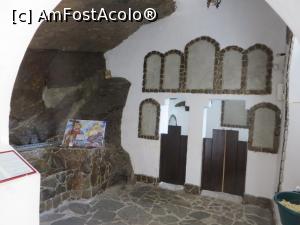 [P13] Interior naos - pe peretele de stâncă din stânga este icoana „Sfintei Treimi” - Mănăstirea Piatra Scrisă.  » foto by tata123 🔱
 - 
<span class="allrVoted glyphicon glyphicon-heart hidden" id="av883783"></span>
<a class="m-l-10 hidden" id="sv883783" onclick="voting_Foto_DelVot(,883783,21011)" role="button">șterge vot <span class="glyphicon glyphicon-remove"></span></a>
<a id="v9883783" class=" c-red"  onclick="voting_Foto_SetVot(883783)" role="button"><span class="glyphicon glyphicon-heart-empty"></span> <b>LIKE</b> = Votează poza</a> <img class="hidden"  id="f883783W9" src="/imagini/loader.gif" border="0" /><span class="AjErrMes hidden" id="e883783ErM"></span>