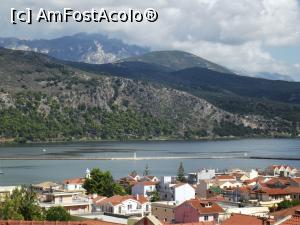 P09 [SEP-2016] Vedere către lagună şi obeliscul din Argostoli, savurată, evident, din balcon