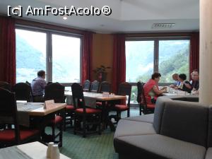 [P24] Un colt din restaurant cu vedere spre fiord și munți.  » foto by Aurici
 - 
<span class="allrVoted glyphicon glyphicon-heart hidden" id="av795359"></span>
<a class="m-l-10 hidden" id="sv795359" onclick="voting_Foto_DelVot(,795359,21105)" role="button">șterge vot <span class="glyphicon glyphicon-remove"></span></a>
<a id="v9795359" class=" c-red"  onclick="voting_Foto_SetVot(795359)" role="button"><span class="glyphicon glyphicon-heart-empty"></span> <b>LIKE</b> = Votează poza</a> <img class="hidden"  id="f795359W9" src="/imagini/loader.gif" border="0" /><span class="AjErrMes hidden" id="e795359ErM"></span>