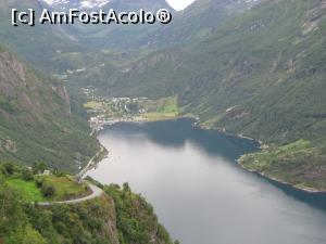 P03 [AUG-2016] Stațiunea Geiranger în capătul fiordului cu același nume. Aici vedere de la punctul de panoramă de deasupra fiordului. Hotelul se află pe marginea fiordului. 