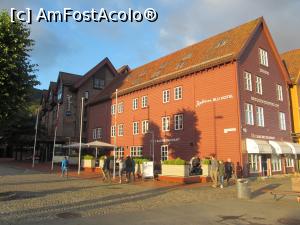 [P02] Hotelul Radisson Blu Royal din cartierul Bryggen din Bergen, cu casele căruia se identifică.  » foto by Aurici
 - 
<span class="allrVoted glyphicon glyphicon-heart hidden" id="av798409"></span>
<a class="m-l-10 hidden" id="sv798409" onclick="voting_Foto_DelVot(,798409,21133)" role="button">șterge vot <span class="glyphicon glyphicon-remove"></span></a>
<a id="v9798409" class=" c-red"  onclick="voting_Foto_SetVot(798409)" role="button"><span class="glyphicon glyphicon-heart-empty"></span> <b>LIKE</b> = Votează poza</a> <img class="hidden"  id="f798409W9" src="/imagini/loader.gif" border="0" /><span class="AjErrMes hidden" id="e798409ErM"></span>