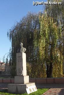 [P11] Statuia compozitorului Ion Vidu,caruia ii poarta numele corul Casei de Cultura sin Lugoj si Liceul de Muzica din Timisoara. » foto by georgiana
 - 
<span class="allrVoted glyphicon glyphicon-heart hidden" id="av166856"></span>
<a class="m-l-10 hidden" id="sv166856" onclick="voting_Foto_DelVot(,166856,21135)" role="button">șterge vot <span class="glyphicon glyphicon-remove"></span></a>
<a id="v9166856" class=" c-red"  onclick="voting_Foto_SetVot(166856)" role="button"><span class="glyphicon glyphicon-heart-empty"></span> <b>LIKE</b> = Votează poza</a> <img class="hidden"  id="f166856W9" src="/imagini/loader.gif" border="0" /><span class="AjErrMes hidden" id="e166856ErM"></span>