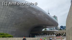 [P02] Dongdaemun Design Plaza, viitorul designului si al modei, asemenantor unei nave spatiale, creatia regretatei arhitecte Zaha Hadid. Punctul culminant al acestei atractii este invelisul exterior argintiu, cu peste 45.000 de panouri de perete cu suprafata curbata diferit, ceea ce face cladirea unica. » foto by geani anto
 - 
<span class="allrVoted glyphicon glyphicon-heart hidden" id="av1512609"></span>
<a class="m-l-10 hidden" id="sv1512609" onclick="voting_Foto_DelVot(,1512609,21214)" role="button">șterge vot <span class="glyphicon glyphicon-remove"></span></a>
<a id="v91512609" class=" c-red"  onclick="voting_Foto_SetVot(1512609)" role="button"><span class="glyphicon glyphicon-heart-empty"></span> <b>LIKE</b> = Votează poza</a> <img class="hidden"  id="f1512609W9" src="/imagini/loader.gif" border="0" /><span class="AjErrMes hidden" id="e1512609ErM"></span>