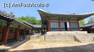 [P07] O alta sala, mai mica, Sala Jajeongjeon, era folosita de rege ca si camera privata de zi, dar si pentru intalniri cu supusii sai sau pentru a supraveghea competitii academice. Din anul 1720, cand regele Sukjong a murit, sala a fost folosita ca binjeon, adica locatia din resedinta regala in care se tine sicriul unui rege sau al reginei inainte de inmormantare. Cladirea a fost demontata in timpul ocupatiei japoneze, dupa care guvernul Coreei a restaurat cladirea la designul sau original, conform schitelor cladirilor palatului de vest. » foto by geani anto
 - 
<span class="allrVoted glyphicon glyphicon-heart hidden" id="av1512877"></span>
<a class="m-l-10 hidden" id="sv1512877" onclick="voting_Foto_DelVot(,1512877,21214)" role="button">șterge vot <span class="glyphicon glyphicon-remove"></span></a>
<a id="v91512877" class=" c-red"  onclick="voting_Foto_SetVot(1512877)" role="button"><span class="glyphicon glyphicon-heart-empty"></span> <b>LIKE</b> = Votează poza</a> <img class="hidden"  id="f1512877W9" src="/imagini/loader.gif" border="0" /><span class="AjErrMes hidden" id="e1512877ErM"></span>