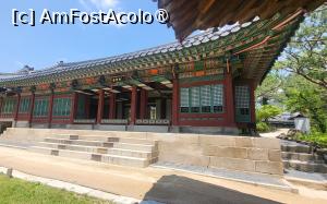 [P14] Jeukjodang inseamna „casa unde regii si-au urcat tronurile”, deoarece acolo au fost incoronati regii Gwanghaegun si Injo. Reconstruita si ea dupa incendiul din 1904, semnul de deasupra portii a fost scris chiar de mana regelui Gojong. A devenit mai tarziu resedinta Consoartei Nobile a imparatului Gojong, pana la moartea sa. » foto by geani anto
 - 
<span class="allrVoted glyphicon glyphicon-heart hidden" id="av1514162"></span>
<a class="m-l-10 hidden" id="sv1514162" onclick="voting_Foto_DelVot(,1514162,21214)" role="button">șterge vot <span class="glyphicon glyphicon-remove"></span></a>
<a id="v91514162" class=" c-red"  onclick="voting_Foto_SetVot(1514162)" role="button"><span class="glyphicon glyphicon-heart-empty"></span> <b>LIKE</b> = Votează poza</a> <img class="hidden"  id="f1514162W9" src="/imagini/loader.gif" border="0" /><span class="AjErrMes hidden" id="e1514162ErM"></span>