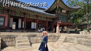 [P24] Langa resedinta regelui si a reginei se afla Seongjeonggak, numit si „Yakbang” , care se traduce prin „farmacie” . Practic, era un fel de clinica personala specifica familiei regale. Medicii regali de la curte aveau aici grija de rege si de familia sa. Fiecare medic avea propria specializare, unii se ocupau de chirurgie, iar altii de obstetrica. Existau si doctorite care tratau doar femei cu statut social superior. » foto by geani anto
 - 
<span class="allrVoted glyphicon glyphicon-heart hidden" id="av1515652"></span>
<a class="m-l-10 hidden" id="sv1515652" onclick="voting_Foto_DelVot(,1515652,21214)" role="button">șterge vot <span class="glyphicon glyphicon-remove"></span></a>
<a id="v91515652" class=" c-red"  onclick="voting_Foto_SetVot(1515652)" role="button"><span class="glyphicon glyphicon-heart-empty"></span> <b>LIKE</b> = Votează poza</a> <img class="hidden"  id="f1515652W9" src="/imagini/loader.gif" border="0" /><span class="AjErrMes hidden" id="e1515652ErM"></span>