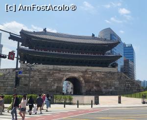 [P01] Poarta Sungnyemun, una dintre cele 4 porti principale istorice ale Seulului, care mai este cunoscuta si sub numele de Poarta Namdaemun, datorita amplasarii sale in ceea ce a fost odinioara capatul sudic al Seulului. Poarta se afla in centrul orasului, la cativa pasi de locuri precum Palatul Deoksugung si Primaria din Seul. Tradus, numele acestei porti inseamna „Poarta Ceremoniilor Emotionante”, ceea ce are sens, deoarece servea drept loc unde regele ii intampina pe emisarii straini. » foto by geani anto
 - 
<span class="allrVoted glyphicon glyphicon-heart hidden" id="av1516361"></span>
<a class="m-l-10 hidden" id="sv1516361" onclick="voting_Foto_DelVot(,1516361,21214)" role="button">șterge vot <span class="glyphicon glyphicon-remove"></span></a>
<a id="v91516361" class=" c-red"  onclick="voting_Foto_SetVot(1516361)" role="button"><span class="glyphicon glyphicon-heart-empty"></span> <b>LIKE</b> = Votează poza</a> <img class="hidden"  id="f1516361W9" src="/imagini/loader.gif" border="0" /><span class="AjErrMes hidden" id="e1516361ErM"></span>