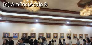 [P39] Portretele celor 12 presedinti atarna pe peretii camerei (intre timp a fost ales cel de al 13-lea presedinte). Pe cativa dintre acestia o sa ii amintesc, avand o poveste memorabila: Yun Bo-Seon, presedintele cu cel mai scurt mandat (1 an si 224 de zile), Park Chung-Hee, cel mai longeviv presedinte (15 ani 10 luni si 10 zile), Park Geun-Hye, prima femeie presedinte a Coreei de Sud, Moon Jae-In, presedintele care a trecut peste linia de demarcatie la JSA si l-a salutat pe Kim Jong Un, care, similar, a pasit si el in sud, marcand, pentru prima data de la Razboiul Coreean, intrarea unui lider nord-coreean in Coreea de Sud. » foto by geani anto
 - 
<span class="allrVoted glyphicon glyphicon-heart hidden" id="av1517008"></span>
<a class="m-l-10 hidden" id="sv1517008" onclick="voting_Foto_DelVot(,1517008,21214)" role="button">șterge vot <span class="glyphicon glyphicon-remove"></span></a>
<a id="v91517008" class=" c-red"  onclick="voting_Foto_SetVot(1517008)" role="button"><span class="glyphicon glyphicon-heart-empty"></span> <b>LIKE</b> = Votează poza</a> <img class="hidden"  id="f1517008W9" src="/imagini/loader.gif" border="0" /><span class="AjErrMes hidden" id="e1517008ErM"></span>