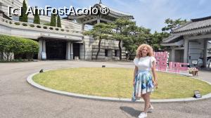 [P64] Ultima cladire de pe domeniul Casei Albastre este Chunchugwan (Primavara si toamna), finalizata in septembrie 1990 ca loc pentru conferinta de presa a presedintelui si ca sala pentru buletine informative pentru reporteri. 
Situata langa poarta Chunchumun, structura eleganta si in stil traditional are 3 etaje si un subsol iar acoperisul este acoperit cu tigle din lut. Numele deriva de la institutia responsabila cu inregistrarea evenimentelor istorice din perioadele Goryeo si Joseon, semnificand faptul ca o presa libera ar trebui sa documenteze istoria in mod corect. » foto by geani anto
 - 
<span class="allrVoted glyphicon glyphicon-heart hidden" id="av1517033"></span>
<a class="m-l-10 hidden" id="sv1517033" onclick="voting_Foto_DelVot(,1517033,21214)" role="button">șterge vot <span class="glyphicon glyphicon-remove"></span></a>
<a id="v91517033" class=" c-red"  onclick="voting_Foto_SetVot(1517033)" role="button"><span class="glyphicon glyphicon-heart-empty"></span> <b>LIKE</b> = Votează poza</a> <img class="hidden"  id="f1517033W9" src="/imagini/loader.gif" border="0" /><span class="AjErrMes hidden" id="e1517033ErM"></span>