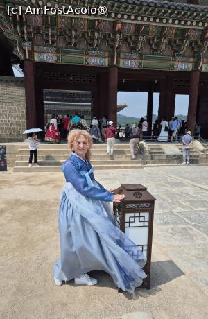 [P12] Poarta Geunjeongmun, care servea ca ultima intrare in centrul palatului, inclusiv la sala tronului si birourile administrative. Construita pe platforme inalte din piatra, a oferit o separare simbolica intre zonele comune si curtea oficiala a regelui, intarind maretia autoritatii regale. » foto by geani anto
 - 
<span class="allrVoted glyphicon glyphicon-heart hidden" id="av1517610"></span>
<a class="m-l-10 hidden" id="sv1517610" onclick="voting_Foto_DelVot(,1517610,21214)" role="button">șterge vot <span class="glyphicon glyphicon-remove"></span></a>
<a id="v91517610" class=" c-red"  onclick="voting_Foto_SetVot(1517610)" role="button"><span class="glyphicon glyphicon-heart-empty"></span> <b>LIKE</b> = Votează poza</a> <img class="hidden"  id="f1517610W9" src="/imagini/loader.gif" border="0" /><span class="AjErrMes hidden" id="e1517610ErM"></span>