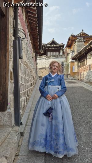 [P03] Hanbokul unei femei este format din jeogori, partea de sus similara unei jachete scurte cu maneci lungi si care este inchisa cu ajutorul a 2 panglici lungi prinse intr-un nod numit otgoreum si chima, o fusta lunga si ampla, cu talie inalta, asemanatoare unui clopot.
Frumusetea hanbokului traditional este data de eleganta si stilul creat prin abundenta de material, iar culorile vibrante si liniile curbate sunt si ele foarte importante.
 » foto by geani anto
 - 
<span class="allrVoted glyphicon glyphicon-heart hidden" id="av1517634"></span>
<a class="m-l-10 hidden" id="sv1517634" onclick="voting_Foto_DelVot(,1517634,21214)" role="button">șterge vot <span class="glyphicon glyphicon-remove"></span></a>
<a id="v91517634" class=" c-red"  onclick="voting_Foto_SetVot(1517634)" role="button"><span class="glyphicon glyphicon-heart-empty"></span> <b>LIKE</b> = Votează poza</a> <img class="hidden"  id="f1517634W9" src="/imagini/loader.gif" border="0" /><span class="AjErrMes hidden" id="e1517634ErM"></span>