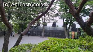 [P11] Nu putem sa nu observam si alte constructii care ne amintesc ca suntem intr-un oras vechi, istoric, care ne fac sa ne intoarcem putin la istoria locului. Ne-a atras atentia Namsan beacon station, un sit istoric care era folosit in trecut pentru a transmite mesaje urgente pentru avertizarea populatiei, prin aprinderea focului si cu ajutorul fumului. Astazi, acesta statie de semnalizare, este o atractie turistica populara, gazduind adesea ceremonii care reconstituie procedurile antice de semnalizare. » foto by geani anto
 - 
<span class="allrVoted glyphicon glyphicon-heart hidden" id="av1518625"></span>
<a class="m-l-10 hidden" id="sv1518625" onclick="voting_Foto_DelVot(,1518625,21214)" role="button">șterge vot <span class="glyphicon glyphicon-remove"></span></a>
<a id="v91518625" class=" c-red"  onclick="voting_Foto_SetVot(1518625)" role="button"><span class="glyphicon glyphicon-heart-empty"></span> <b>LIKE</b> = Votează poza</a> <img class="hidden"  id="f1518625W9" src="/imagini/loader.gif" border="0" /><span class="AjErrMes hidden" id="e1518625ErM"></span>