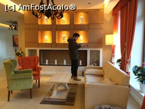 [P12] Hotel Radsor-Spatiul 'colorat' si luminos de langa receptie.  » foto by Floria
 - 
<span class="allrVoted glyphicon glyphicon-heart hidden" id="av835638"></span>
<a class="m-l-10 hidden" id="sv835638" onclick="voting_Foto_DelVot(,835638,21229)" role="button">șterge vot <span class="glyphicon glyphicon-remove"></span></a>
<a id="v9835638" class=" c-red"  onclick="voting_Foto_SetVot(835638)" role="button"><span class="glyphicon glyphicon-heart-empty"></span> <b>LIKE</b> = Votează poza</a> <img class="hidden"  id="f835638W9" src="/imagini/loader.gif" border="0" /><span class="AjErrMes hidden" id="e835638ErM"></span>