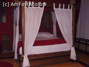 [P01] Patul cu baldachin din Apartamentul Lebăda, punctul de atracție al camerei.  » foto by eLila
 - 
<span class="allrVoted glyphicon glyphicon-heart hidden" id="av1045885"></span>
<a class="m-l-10 hidden" id="sv1045885" onclick="voting_Foto_DelVot(,1045885,21330)" role="button">șterge vot <span class="glyphicon glyphicon-remove"></span></a>
<a id="v91045885" class=" c-red"  onclick="voting_Foto_SetVot(1045885)" role="button"><span class="glyphicon glyphicon-heart-empty"></span> <b>LIKE</b> = Votează poza</a> <img class="hidden"  id="f1045885W9" src="/imagini/loader.gif" border="0" /><span class="AjErrMes hidden" id="e1045885ErM"></span>