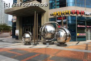 [P47] Busan, Artă stradală în Centum City, una din intrările la Lotte Mall » foto by mprofeanu
 - 
<span class="allrVoted glyphicon glyphicon-heart hidden" id="av819959"></span>
<a class="m-l-10 hidden" id="sv819959" onclick="voting_Foto_DelVot(,819959,21334)" role="button">șterge vot <span class="glyphicon glyphicon-remove"></span></a>
<a id="v9819959" class=" c-red"  onclick="voting_Foto_SetVot(819959)" role="button"><span class="glyphicon glyphicon-heart-empty"></span> <b>LIKE</b> = Votează poza</a> <img class="hidden"  id="f819959W9" src="/imagini/loader.gif" border="0" /><span class="AjErrMes hidden" id="e819959ErM"></span>