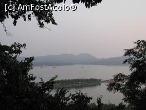 [P32] Hangzhou - West Lake - de aici vedem lacul in ansamblu, inconjurata de dealuri si una dintre insule la care se ajunge pe podurile pietruite.  » foto by mishu
 - 
<span class="allrVoted glyphicon glyphicon-heart hidden" id="av825845"></span>
<a class="m-l-10 hidden" id="sv825845" onclick="voting_Foto_DelVot(,825845,21393)" role="button">șterge vot <span class="glyphicon glyphicon-remove"></span></a>
<a id="v9825845" class=" c-red"  onclick="voting_Foto_SetVot(825845)" role="button"><span class="glyphicon glyphicon-heart-empty"></span> <b>LIKE</b> = Votează poza</a> <img class="hidden"  id="f825845W9" src="/imagini/loader.gif" border="0" /><span class="AjErrMes hidden" id="e825845ErM"></span>