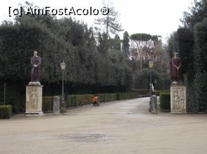 [P13] Amplasarea celor doi daci, la una din intrările în Parcul Boboli.  » foto by mihaelavoicu
 - 
<span class="allrVoted glyphicon glyphicon-heart hidden" id="av920070"></span>
<a class="m-l-10 hidden" id="sv920070" onclick="voting_Foto_DelVot(,920070,21403)" role="button">șterge vot <span class="glyphicon glyphicon-remove"></span></a>
<a id="v9920070" class=" c-red"  onclick="voting_Foto_SetVot(920070)" role="button"><span class="glyphicon glyphicon-heart-empty"></span> <b>LIKE</b> = Votează poza</a> <img class="hidden"  id="f920070W9" src="/imagini/loader.gif" border="0" /><span class="AjErrMes hidden" id="e920070ErM"></span>
