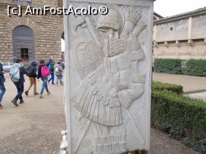 [P09] O fațetă a soclului din marmoră pe care este așezat dacul cel vârstnic.  » foto by mihaelavoicu
 - 
<span class="allrVoted glyphicon glyphicon-heart hidden" id="av920052"></span>
<a class="m-l-10 hidden" id="sv920052" onclick="voting_Foto_DelVot(,920052,21403)" role="button">șterge vot <span class="glyphicon glyphicon-remove"></span></a>
<a id="v9920052" class=" c-red"  onclick="voting_Foto_SetVot(920052)" role="button"><span class="glyphicon glyphicon-heart-empty"></span> <b>LIKE</b> = Votează poza</a> <img class="hidden"  id="f920052W9" src="/imagini/loader.gif" border="0" /><span class="AjErrMes hidden" id="e920052ErM"></span>