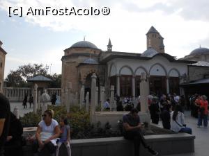 [P08] Konya - În curtea muzeului-mausoleu. Și bordurile din cimitir sunt locuri de odihnă.  » foto by iulianic
 - 
<span class="allrVoted glyphicon glyphicon-heart hidden" id="av1122803"></span>
<a class="m-l-10 hidden" id="sv1122803" onclick="voting_Foto_DelVot(,1122803,21544)" role="button">șterge vot <span class="glyphicon glyphicon-remove"></span></a>
<a id="v91122803" class=" c-red"  onclick="voting_Foto_SetVot(1122803)" role="button"><span class="glyphicon glyphicon-heart-empty"></span> <b>LIKE</b> = Votează poza</a> <img class="hidden"  id="f1122803W9" src="/imagini/loader.gif" border="0" /><span class="AjErrMes hidden" id="e1122803ErM"></span>