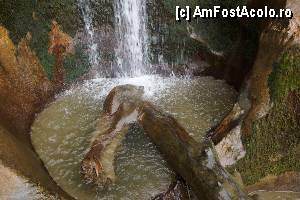 [P55] Deși cascada este foarte înaltă, apa acesteia se prăvale într-un loc foarte îngust, de mărimea unei văni de bloc.  » foto by Utube
 - 
<span class="allrVoted glyphicon glyphicon-heart hidden" id="av388087"></span>
<a class="m-l-10 hidden" id="sv388087" onclick="voting_Foto_DelVot(,388087,21579)" role="button">șterge vot <span class="glyphicon glyphicon-remove"></span></a>
<a id="v9388087" class=" c-red"  onclick="voting_Foto_SetVot(388087)" role="button"><span class="glyphicon glyphicon-heart-empty"></span> <b>LIKE</b> = Votează poza</a> <img class="hidden"  id="f388087W9" src="/imagini/loader.gif" border="0" /><span class="AjErrMes hidden" id="e388087ErM"></span>