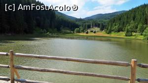 [P05] Lacul Iezer văzut spre amonte. Undeva după șaua din creasta munților, la vreo 2 km, este și Bolătău, lacul frate cu Iezer » foto by Lucien
 - 
<span class="allrVoted glyphicon glyphicon-heart hidden" id="av839237"></span>
<a class="m-l-10 hidden" id="sv839237" onclick="voting_Foto_DelVot(,839237,21669)" role="button">șterge vot <span class="glyphicon glyphicon-remove"></span></a>
<a id="v9839237" class=" c-red"  onclick="voting_Foto_SetVot(839237)" role="button"><span class="glyphicon glyphicon-heart-empty"></span> <b>LIKE</b> = Votează poza</a> <img class="hidden"  id="f839237W9" src="/imagini/loader.gif" border="0" /><span class="AjErrMes hidden" id="e839237ErM"></span>
