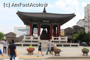 [P21] Suwon, Clopotul din fața Pieței Palatului Hwaseong Haeng » foto by mprofeanu
 - 
<span class="allrVoted glyphicon glyphicon-heart hidden" id="av840210"></span>
<a class="m-l-10 hidden" id="sv840210" onclick="voting_Foto_DelVot(,840210,21685)" role="button">șterge vot <span class="glyphicon glyphicon-remove"></span></a>
<a id="v9840210" class=" c-red"  onclick="voting_Foto_SetVot(840210)" role="button"><span class="glyphicon glyphicon-heart-empty"></span> <b>LIKE</b> = Votează poza</a> <img class="hidden"  id="f840210W9" src="/imagini/loader.gif" border="0" /><span class="AjErrMes hidden" id="e840210ErM"></span>