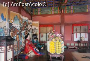 [P13] Apropiindu-ne de incaperi vedem expuse figuri de ceara si aranjamente pentru banchet. Reconstructia camerelor in care locuiau membrii familiei regale este fascinanta, la fel ca si zona de luat masa cu ospatul pentru marea aniversare. » foto by geani anto
 - 
<span class="allrVoted glyphicon glyphicon-heart hidden" id="av1518112"></span>
<a class="m-l-10 hidden" id="sv1518112" onclick="voting_Foto_DelVot(,1518112,21685)" role="button">șterge vot <span class="glyphicon glyphicon-remove"></span></a>
<a id="v91518112" class=" c-red"  onclick="voting_Foto_SetVot(1518112)" role="button"><span class="glyphicon glyphicon-heart-empty"></span> <b>LIKE</b> = Votează poza</a> <img class="hidden"  id="f1518112W9" src="/imagini/loader.gif" border="0" /><span class="AjErrMes hidden" id="e1518112ErM"></span>