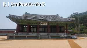 [P26] Naknamheon este una dintre cladirile care au ramas intacte atunci cand Palatul Temporar Hwaseong a fost demolat in perioada coloniala japoneza. Este sala pentru organizarea de evenimente oficiale si banchete. Numele Naknamheon provine de la imparatul Gwangmu din dinastia Han tarzie, care a mutat capitala la Luoyang si a numit palatul Namgung. 
Regele Jeongjo a tinut aici un banchet militar pentru a sarbatori cea de-a 60-a aniversare a mamei lui. De asemenea, a organizat un examen special pentru serviciul public pentru a selecta 5 functionari publici si 56 de ofiteri militari, iar ceremonia de acordare a certificatelor celor care au promovat a avut loc tot aici. » foto by geani anto
 - 
<span class="allrVoted glyphicon glyphicon-heart hidden" id="av1518125"></span>
<a class="m-l-10 hidden" id="sv1518125" onclick="voting_Foto_DelVot(,1518125,21685)" role="button">șterge vot <span class="glyphicon glyphicon-remove"></span></a>
<a id="v91518125" class=" c-red"  onclick="voting_Foto_SetVot(1518125)" role="button"><span class="glyphicon glyphicon-heart-empty"></span> <b>LIKE</b> = Votează poza</a> <img class="hidden"  id="f1518125W9" src="/imagini/loader.gif" border="0" /><span class="AjErrMes hidden" id="e1518125ErM"></span>