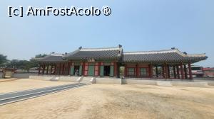 [P29] O zona restaurata in 2023 este Uhwagwan, o casa de oaspeti a guvernului din Suwon.
Functionarii si trimisii care vizitau Biroul guvernamental stateau in camerele aflate de o parte si de alta a acestei cladiri lungi. In mijloc se afla un altar in onoarea regelui. Sefii de stat locali din Suwon tineau aici ceremonii pentru a recunoaste suveranitatea regelui de 2 ori pe luna.
Spre deosebire de alte cladiri din palatul temporar, orientate spre est, Uhwagwan este orientata spre sud. Acest lucru se datoreaza faptului ca oficialii locali trebuiau sa fie orientati spre capitala regala din nord atunci cand desfasurau aici ceremonii de recunoastere a suveranitatii regelui. » foto by geani anto
 - 
<span class="allrVoted glyphicon glyphicon-heart hidden" id="av1518128"></span>
<a class="m-l-10 hidden" id="sv1518128" onclick="voting_Foto_DelVot(,1518128,21685)" role="button">șterge vot <span class="glyphicon glyphicon-remove"></span></a>
<a id="v91518128" class=" c-red"  onclick="voting_Foto_SetVot(1518128)" role="button"><span class="glyphicon glyphicon-heart-empty"></span> <b>LIKE</b> = Votează poza</a> <img class="hidden"  id="f1518128W9" src="/imagini/loader.gif" border="0" /><span class="AjErrMes hidden" id="e1518128ErM"></span>