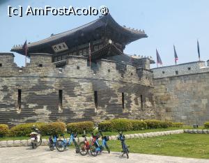 [P05] Poarta de nord (Janganmun) este considerata poarta principala, deoarece pe aici intra regele cand sosea din capitala Hanyang, acum Seul. Numele „Jangan” se traduce prin „capitala”, reflectand rolul fortaretei de capitala secundara. Poarta a fost distrusa in timpul Razboiului din Coreea si reconstruita in 1975. Este cea mai mare dintre cele patru intrari si are o cladire impunatoare cu 2 etaje deasupra bazei de piatra. » foto by geani anto
 - 
<span class="allrVoted glyphicon glyphicon-heart hidden" id="av1518476"></span>
<a class="m-l-10 hidden" id="sv1518476" onclick="voting_Foto_DelVot(,1518476,21685)" role="button">șterge vot <span class="glyphicon glyphicon-remove"></span></a>
<a id="v91518476" class=" c-red"  onclick="voting_Foto_SetVot(1518476)" role="button"><span class="glyphicon glyphicon-heart-empty"></span> <b>LIKE</b> = Votează poza</a> <img class="hidden"  id="f1518476W9" src="/imagini/loader.gif" border="0" /><span class="AjErrMes hidden" id="e1518476ErM"></span>