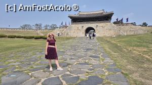 [P06] Locul in care asteptam cu nerabdare sa ajungem este insa Poarta Changnyongmun (poarta de est), care a jucat un rol crucial in apararea patrimoniului orasului Suwon, un exemplu impresionant de arhitectura militara din secolul al XVIII-lea.
Dintre cele 4 porti principale, Changnyongmun se deschide catre un camp larg si linistit, care a servit odinioara drept teren de antrenament militar.  » foto by geani anto
 - 
<span class="allrVoted glyphicon glyphicon-heart hidden" id="av1518477"></span>
<a class="m-l-10 hidden" id="sv1518477" onclick="voting_Foto_DelVot(,1518477,21685)" role="button">șterge vot <span class="glyphicon glyphicon-remove"></span></a>
<a id="v91518477" class=" c-red"  onclick="voting_Foto_SetVot(1518477)" role="button"><span class="glyphicon glyphicon-heart-empty"></span> <b>LIKE</b> = Votează poza</a> <img class="hidden"  id="f1518477W9" src="/imagini/loader.gif" border="0" /><span class="AjErrMes hidden" id="e1518477ErM"></span>