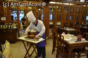 [P10] In afara de bucatar ma puteti observa pe mine in oglinda in timp ce fac foto si ghidul (este mic, galben si cu ochelari)  » foto by AZE
 - 
<span class="allrVoted glyphicon glyphicon-heart hidden" id="av854296"></span>
<a class="m-l-10 hidden" id="sv854296" onclick="voting_Foto_DelVot(,854296,21754)" role="button">șterge vot <span class="glyphicon glyphicon-remove"></span></a>
<a id="v9854296" class=" c-red"  onclick="voting_Foto_SetVot(854296)" role="button"><span class="glyphicon glyphicon-heart-empty"></span> <b>LIKE</b> = Votează poza</a> <img class="hidden"  id="f854296W9" src="/imagini/loader.gif" border="0" /><span class="AjErrMes hidden" id="e854296ErM"></span>